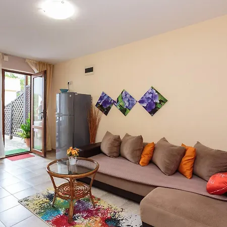 Aparthouse Paradise Bay