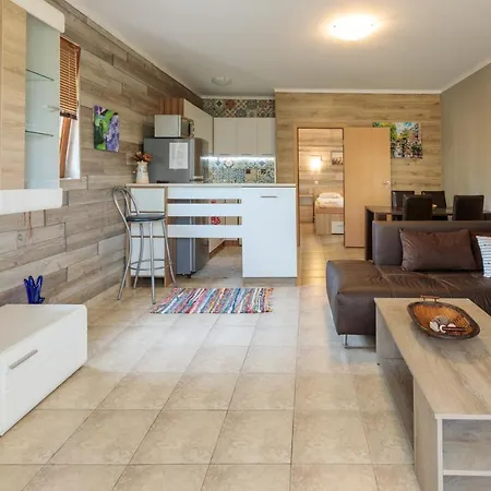 Aparthouse Paradise Bay شقة